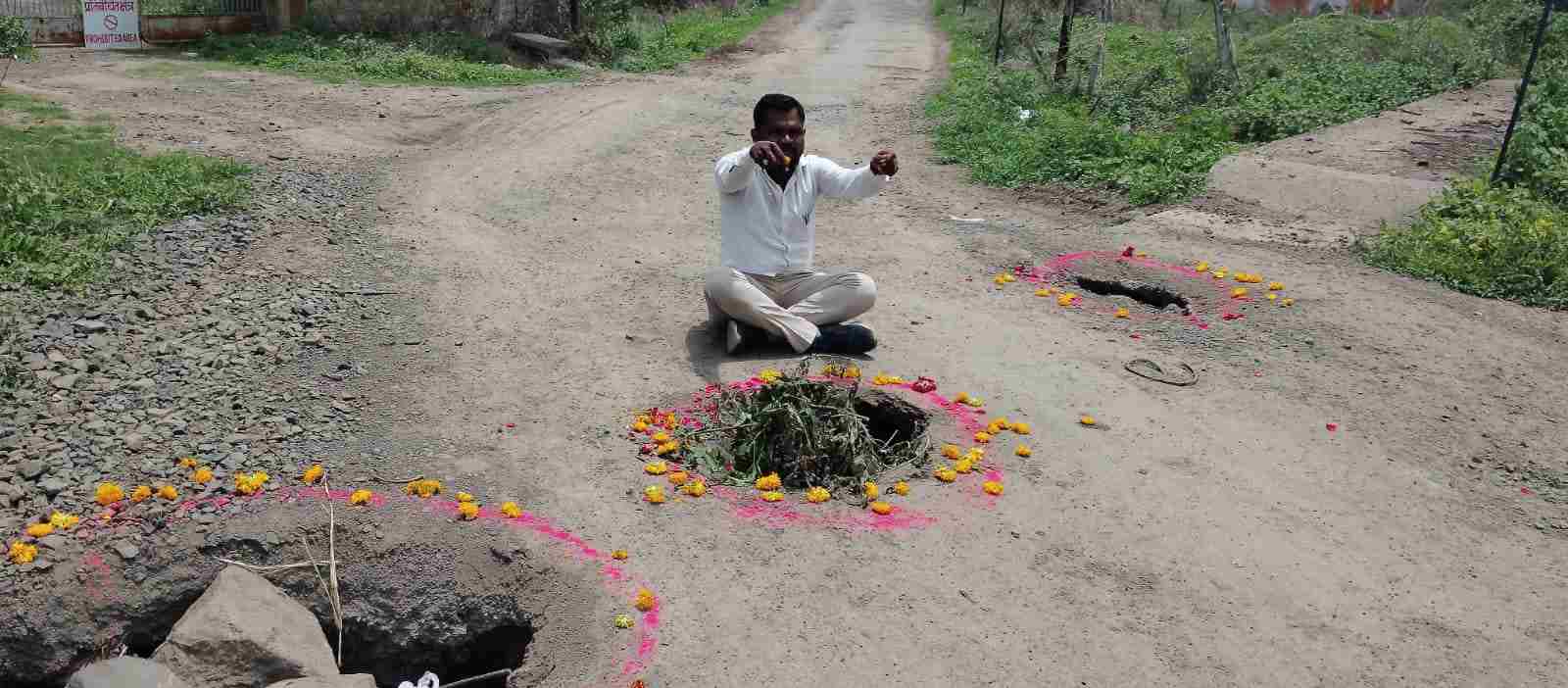 शासकीय स्त्री रुग्णालयाजवळील खड्ड्यांचा अनोखा निषेध,प्रशासनाला १५ ऑगस्टचा अल्टीमेटम